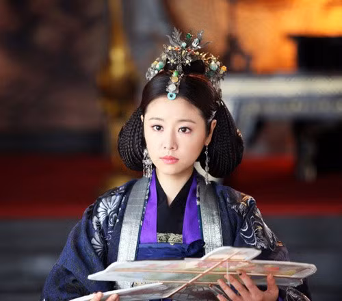 “Khuynh thế hoàng phi”, do Lâm Tâm Như sản xuất và đóng vai chính, cũng là một trong những bộ phim cung đấu hấp dẫn. Lâm Tâm Như không bị chê già, không bị chê xấu, thậm chí được khen xinh đẹp song một bộ phận khán giả khó tính vẫn cho rằng gương mặt phúc hậu với đường nét đầy đặn của Lâm Tâm Như không phù hợp với vai công chúa Mã Phức Nhã, một mỹ nhân có sắc đẹp khuynh thành. “Khuynh thế hoàng phi” vốn được chuyển thể từ tiểu thuyết ăn khách của Mộ Dung Yên Nhi. Nhan sắc Phức Nhã ở trong truyện được mô tả “chỉ có thể tồn tại ở thiên giới”, mong manh và thoát tục. Chính vì thế, diễn viên nào vào vai Phức Nhã, cho dù là mỹ nhân ngoài đời, cũng vô cùng áp lực.