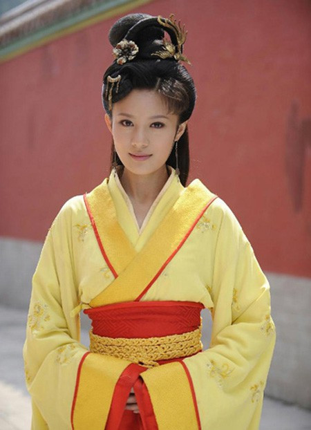 Một nữ diên viên trẻ khác cũng bị cho là chưa đủ đẹp để vào vai Tây Thi, đó chính là Ô Tĩnh Tĩnh trong “Tây Thi bí sử”. Nữ diễn viên sinh năm 1991 bị đánh giá nhan sắc không có gì nổi trội không hợp vào vai đại mỹ nhân Tây Thi. Song bù lại, Ô Tĩnh Tĩnh được vẻ ngây thơ, trong sáng rất phù hợp với tính cách nàng Tây Thi trong “Tây Thi bí sử”.