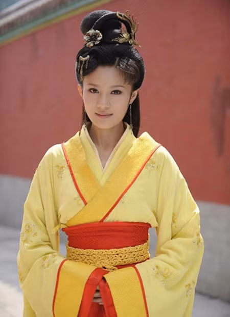 Một nữ diên viên trẻ khác cũng bị cho là chưa đủ đẹp để vào vai Tây Thi, đó chính là Ô Tĩnh Tĩnh trong “Tây Thi bí sử”. Nữ diễn viên sinh năm 1991 bị đánh giá nhan sắc không có gì nổi trội không hợp vào vai đại mỹ nhân Tây Thi. Song bù lại, Ô Tĩnh Tĩnh được vẻ ngây thơ, trong sáng rất phù hợp với tính cách nàng Tây Thi trong “Tây Thi bí sử”.