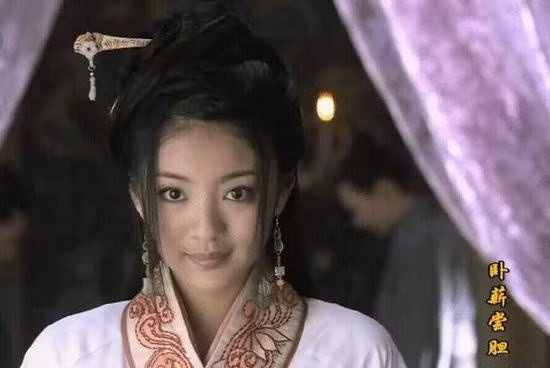 Đã có nàng Tây Thi đẹp nhất màn ảnh thì cũng lại có nàng Tây Thi xấu nhất màn ảnh. Người không may ấy chính là An Dĩ Hiên trong “Nếm mật nằm gai” (2007). Thực ra, An Dĩ Hiên cũng là một mỹ nhân ngoài đời, song có vẻ tạo hình cổ trang không hợp với thần thái, gương mặt khá hiện đại của chị.