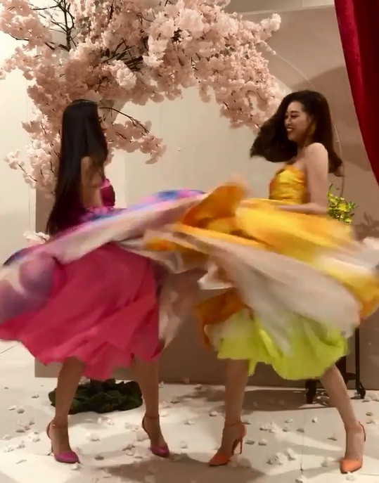 Khoảnh khắc đăng quang "bá đạo" chưa từng có.