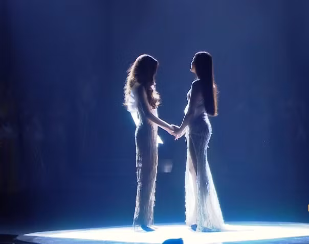 Trước đó, Nguyễn Trần Khánh Vân - Nguyễn Huỳnh Kim Duyên được biết đến là cặp mỹ nhân đoạt giải cao tại cuộc thi Hoa hậu Hoàn vũ Việt Nam 2019. Khánh Vân chạm tay tới vương miện cao quý, trong khi Kim Duyên về đích với vị trí Á hậu 1. Sau cuộc thi, họ trở nên thân thiết, thường xuyên đồng hành trong các sự kiện.