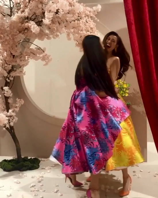 Dưới phần bình luận, cư dân mạng thể hiện sự thích thú với đoạn clip hài hước của Khánh Vân - Kim Duyên: "Hai con người ít nhây"; "May mà xả vai ổn định"; "Cười muốn xỉu với hai chị"...