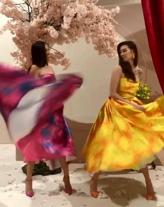 Khác với giây phút nắm tay xúc động trên sân khấu, clip cover khiến người xem hết hồn khi hai mỹ nhân... vén váy "choảng" nhau. Sau màn giao tranh không khoan nhượng, Khánh Vân và Kim Duyên ôm nhau cười "không nhặt được miệng".