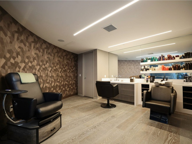 Khu vực spa có các phòng riêng để massage và chăm sóc sắc đẹp, phòng xông hơi ướt và xông hơi khô, sảnh thư giãn, bể ngâm và quầy bar.