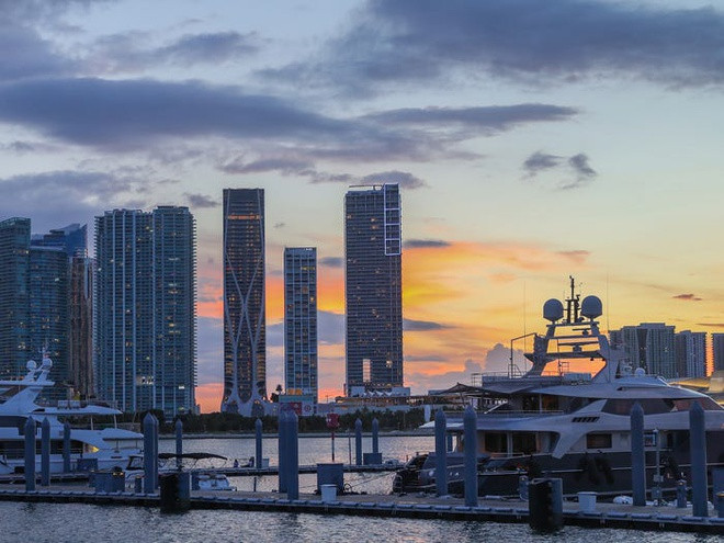 One Thousand Museum cao 213 m bao gồm 84 căn hộ sang trọng, trong đó khoảng 64% đã được bán ngay sau khi hoàn thành. Phần còn lại đang được bán với giá từ 5-25 triệu USD. Từ tháng 1/2020, One Thousand Museum đã bán các căn hộ với giá hơn 100 triệu USD. Một vài khách hàng nổi tiếng được Louis Birdman tiết lộ với Business Insider có siêu sao bóng đá David Beckham và Paul Pogba. Cư dân có thể sử dụng các tiện ích sang trọng như sân bay trực thăng riêng trên tầng mái và bể bơi trong nhà.