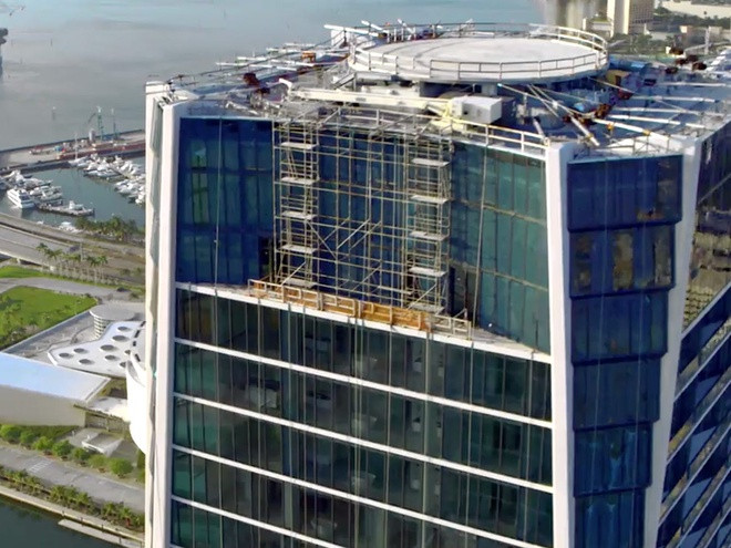 Trên tầng thượng có sân bay trực thăng riêng để cư dân có thể dễ dàng di chuyển đến các hòn đảo, bến du thuyền hoặc sân bay gần đó.