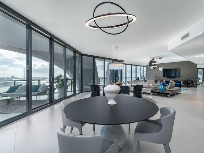 Cửa sổ kính trong suốt trải từ sàn đến trần tạo không gian thoáng đãng, giúp căn hộ đón ánh nắng tự nhiên ở Florida.