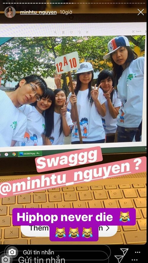 Có thể thấy cô nàng cũng có một thời học sinh, sinh viên dữ dội với mái đầu sư tử, áo thun, đội mũ lưỡi trai, chân đi xép lê và thậm chí còn... không đi dép,....