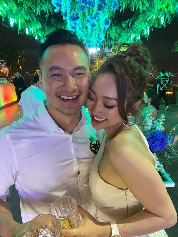 Chi Bao dam duoi hon ban gai kem 16 tuoi trong tiec sinh nhat