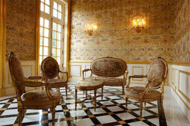 Hệ thống cửa và đồ đạc trong nhà đều được mạ vàng với những bích họa phức tạp.