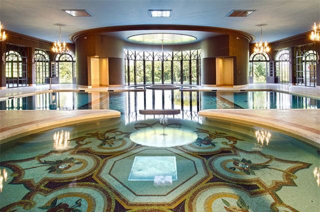 Sảnh lớn của tòa lâu đài tuyệt đẹp với không gian rộng rãi và tràn ngập ánh sáng.