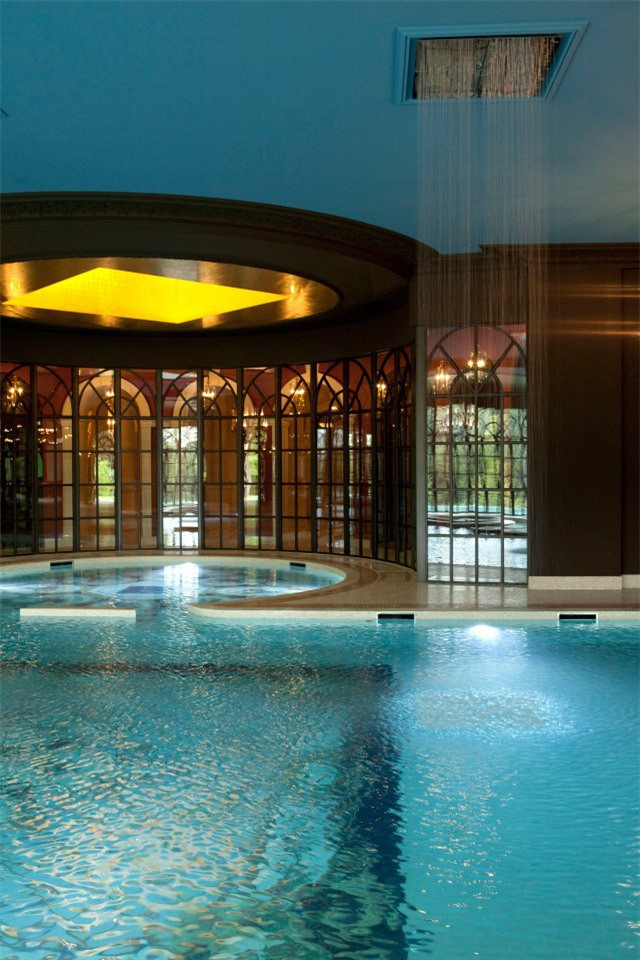 Ngoài ra, tại đây còn có 2 phòng nhảy, sân chơi bóng, rạp chiếu phim và bể bơi.