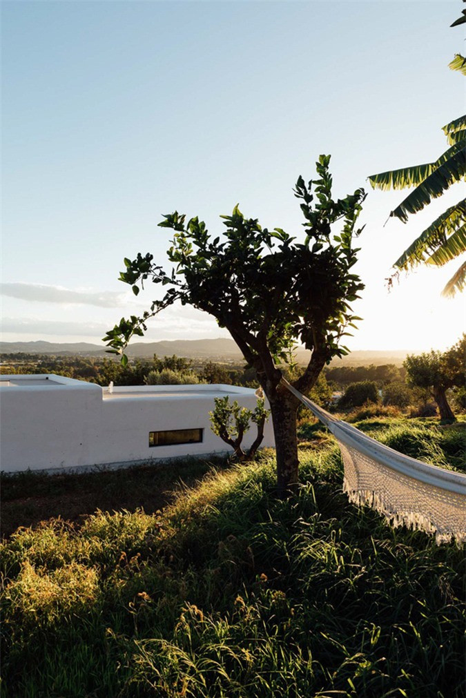 Ngôi nhà càng trở nên đẹp lãng mạn vào buổi tối hay chiều tà.