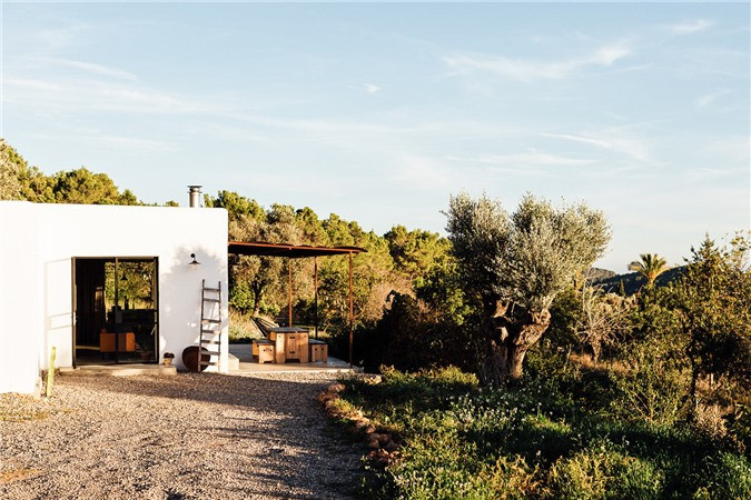 Vì thế, kiến trúc sư đã cân nhắc kỹ lưỡng khi cải tạo để sao cho tạo nên sự kết nối hài hòa, mềm mại giữa nhiều phong cách thiết kế, giữa màu sắc của công trình với thiên nhiên. Sự hòa hợp ấy tạo nên vẻ đẹp tuyệt đối cho bức tranh hoang sơ và tự nhiên giữa vùng núi hẻo lánh này.