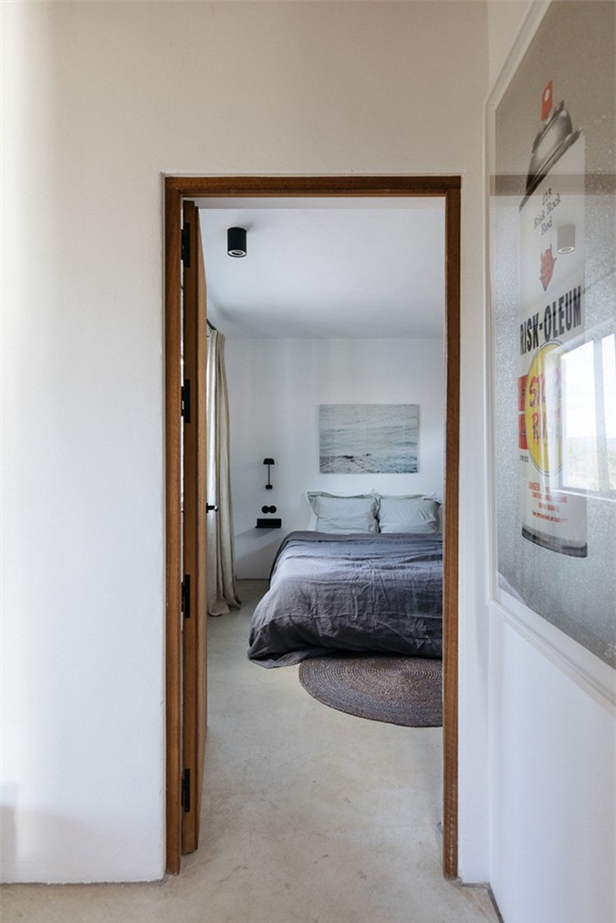 Nét tương phản giữa yếu tố cũ và mới, truyền thống với hiện đại, nét trầm bổng của sắc màu, nét tinh tế và mộc mạc... đã giúp cho căn nhà trở thành điểm hẹn lý tưởng của các thành viên sau những ngày làm việc vất vả có thể về tụ họp, gắn kết yêu thương giữa vùng núi hoang sơ này.