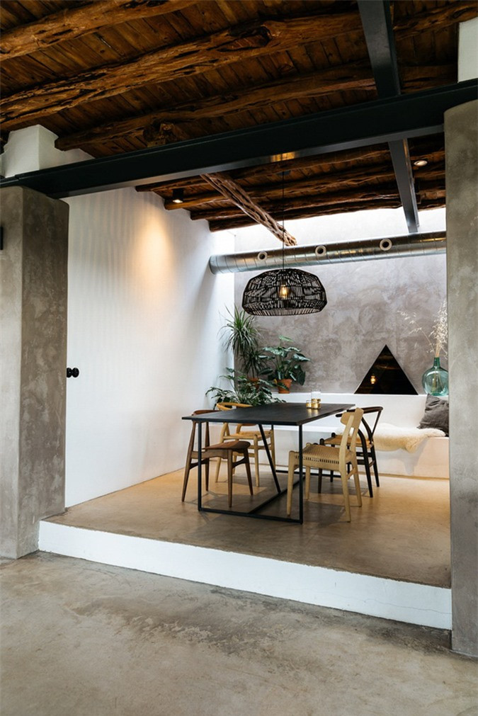 Căn nhà từng là nơi nhiều năm bị bỏ hoang. Vì thế, các KTS đã sử dụng giếng để đưa nước vào sinh hoạt. Bên cạnh đó, sử dụng thêm các tấm pin năng lượng mặt trời trên mái nhà để đun nước nóng, sưởi ấm sàn và chiếu sáng. Nhờ vậy, cuộc sống sinh hoạt có thể vô cùng tiện lợi, độc lập nhờ nguồn năng lượng tự nhiên.