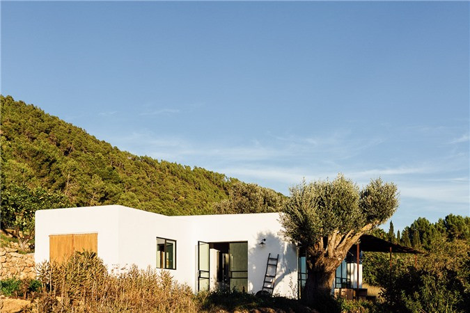 Đảo Ibiza của Tây Ban Nha có vẻ đẹp hoang sơ, thiên nhiên cây cỏ dường như khá bình yên, tĩnh tại. Căn nhà được cải tạo từ một nhà kho được xây dựng cách đây 100 năm.