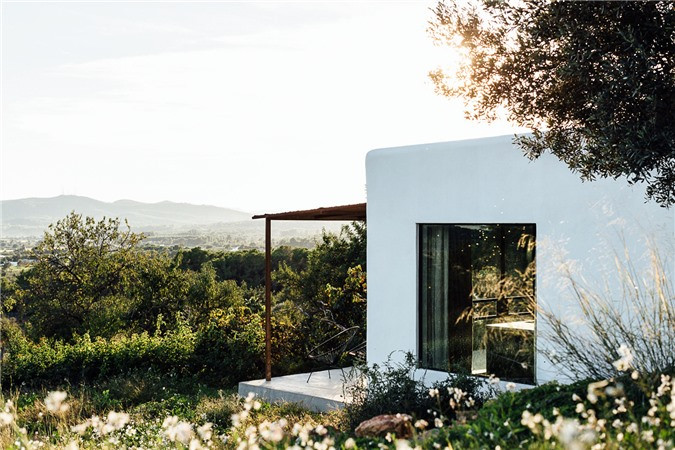 Khi thiết kế công trình này, kiến trúc sư Jurjen van Hulzen đã nghĩ đến việc sẽ tạo nên sự hòa hợp giữa kiến trúc hiện đại với truyền thống để căn nhà cấp 4 phù hợp với phối cảnh xung quanh.