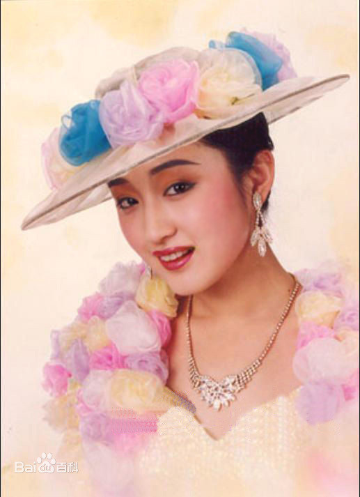 Vào những năm 90 của thế kỉ XX Dương Ngọc Oánh nổi tiếng là thiên hậu của làng nhạc Hoa ngữ nhờ sở hữu giọng hát ngọt ngào và vẻ đẹp trong trẻo.