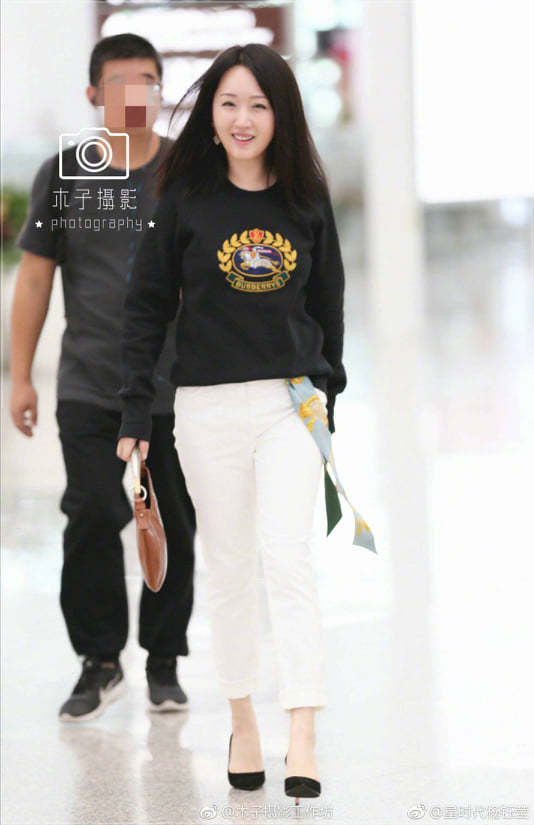 Nữ ca sĩ U50 luôn xuất hiện với vẻ ngoài rạng ngời, tươi tắn và sành điệu. Cũng chính vì thế mà cô luôn góp mặt trong danh sách những "mỹ nhân không tuổi" của làng giải trí Hoa ngữ.