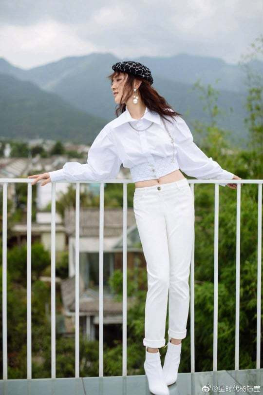 Làn da sáng mịn, đôi chân nuột nà, vóc dáng mảnh khảnh như thiếu nữ đang tuổi xuân thì của sao Hoa ngữ.