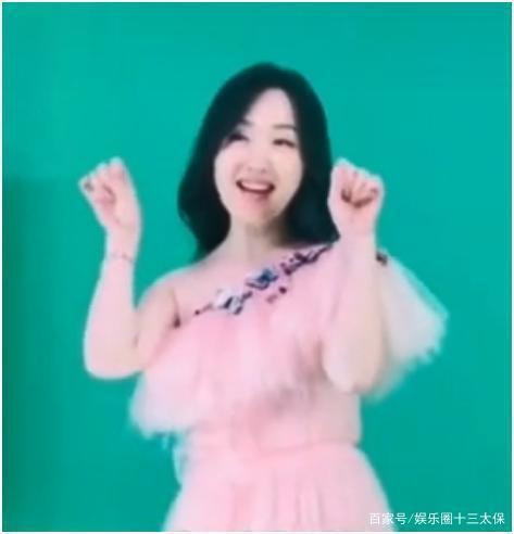 Giọng ca đình đám một thời của làng nhạc Hoa ngữ không có dấu hiệu gì của tuổi tác. Từ gương mặt cho đến vóc dáng, khó có thể tin đây là một phụ nữ đã ngoại tứ tuần.