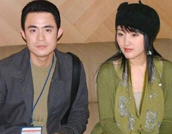 Tuy nhiên, khi đang ở đỉnh cao sự nghiệp, cô lại vướng bê bối tình cảm với cháu trai "trùm buôn lậu" Lại Xương Tinh - Lại Văn Phong. Chính điều này đã trở thành một vết nhơ kéo tên tuổi của cô đi xuống đến mức khiến cô phải tuyên bố tạm dừng hoạt động suốt một thời gian dài.