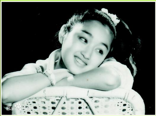 Mồ côi cha từ khi còn nhỏ, Dương Ngọc Oánh lớn lên cùng mẹ và chị gái. Cô đã bộc lộ tài năng âm nhạc từ khi còn rất sớm. Đến năm 15, Dương Ngọc Oánh được nhận vào lớp nghệ thuật âm nhạc của Nanchang Teachers College để bắt đầu học hát chuyên nghiệp.