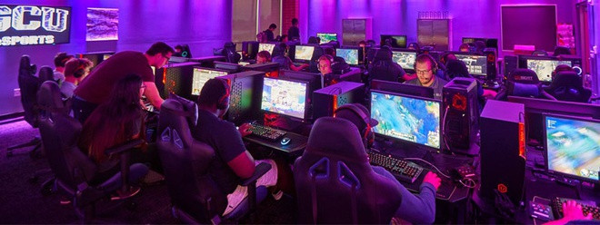 Với số lượng sinh viên tăng nhanh như vậy, nhà trường phải nâng cấp phòng tập để đáp ứng nhu cầu sử dụng cho sinh viên. Cụ thể cơ sở mới này có diện tích khoảng 306 m2, có 72 máy tính cho sinh viên học tập, tăng gấp ba diện tích bàn máy tính và phòng thư giãn, đồng thời tăng gấp đôi số lượng nhân viên. Ảnh: GCU Club Sports.