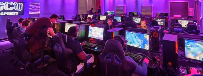 Với số lượng sinh viên tăng nhanh như vậy, nhà trường phải nâng cấp phòng tập để đáp ứng nhu cầu sử dụng cho sinh viên. Cụ thể cơ sở mới này có diện tích khoảng 306 m2, có 72 máy tính cho sinh viên học tập, tăng gấp ba diện tích bàn máy tính và phòng thư giãn, đồng thời tăng gấp đôi số lượng nhân viên. Ảnh: GCU Club Sports.