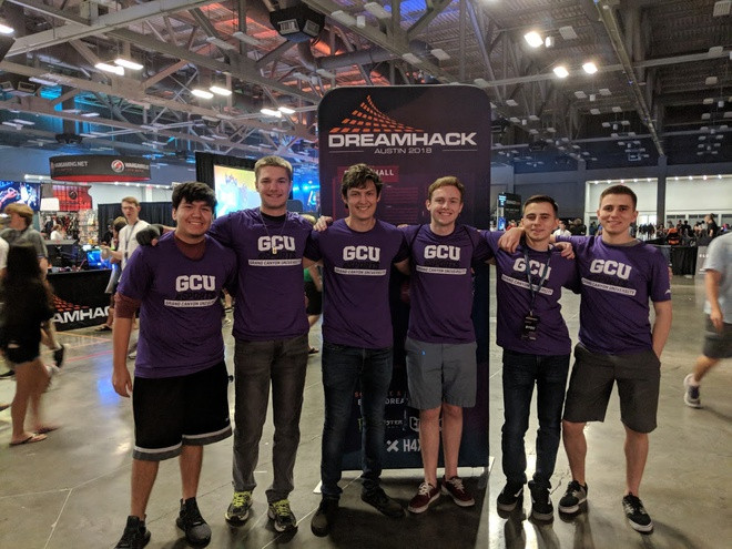 Sinh viên GCU tham gia đa dạng các thể loại game eSports và đặc biệt họ chơi rất nghiêm túc. Hiện tại, có tổng cộng 124 sinh viên tham gia vào đội tuyển thi đấu đại diện cho trường ở nhiều thể loại game khác nhau bao gồm: Overwatch, Liên minh huyền thoại, Dota 2, Counter-Strike: GO, Fortnite, Apex Legends, PUBG… Ảnh: GCU Club Sports.