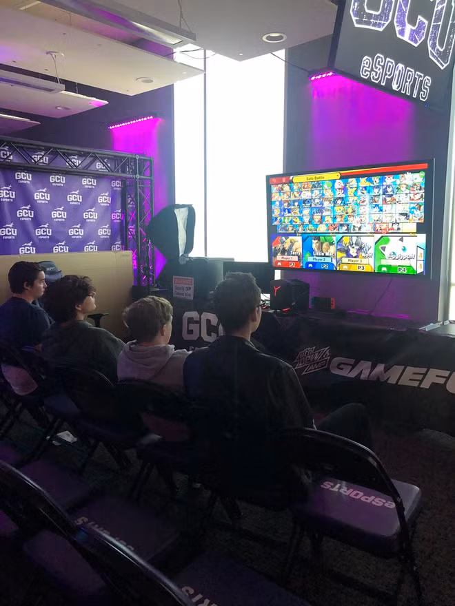 Đội eSports GCU cũng đi đến các trường trung học trong và ngoài khu vực để cung cấp khóa đào tạo trực tuyến, thực hành cho học sinh. Ngoài ra, GCU đã tổ chức một giải đấu eSports giữa các trường trung học để học sinh có thể giao lưu và tranh tài. Thời điểm tháng 2 này, GCU đang thực hiện nhiều chuyến du đấu tại nhiều trường đại học khác khắp Arizona. Đây là cơ hội cho sinh viên các trường cạnh tranh với nhau để giành suất học bổng giá trị và các giải thưởng của GCU. Ảnh: GCU Esports.