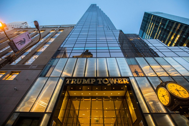Bên ngoài tòa nhà Trump Tower ở New York. Ảnh: NYT.