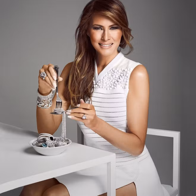 Thương hiệu trang sức riêng: Sau khi từ giã sự nghiệp người mẫu, năm 2010, bà Melania tung ra bộ sưu tập đồng hồ và nữ trang mang tên “Melania Timepieces and Jewelry” (Đồng hồ và nữ trang của Melania) với các sản phẩm có giá dao động từ 30 đến 200 USD. Được quảng cáo với hình ảnh xa xỉ nhưng có mức giá bình dân, thương hiệu trang sức của bà Melania Trump lấy cảm hứng từ ba thành phố yêu thích nhất của bà gồm Paris, Palm Beach và New York và do chính tay bà thiết kế. Bà quảng bá mạnh thương hiệu này ngay trước khi ông Trump tuyên bố ra tranh cử tổng thống năm 2016. Theo các chuyên gia, bà Melania là người có óc kinh doanh nhạy bén và luôn biết lựa chọn đúng thời điểm. Ảnh: Instagram.