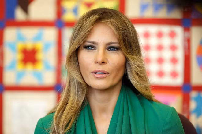 Thắng kiện Daily Mail: Năm 2017, báo Anh Daily Mail công khai xin lỗi bà Melania Trump vì đăng thông tin sai lệch về bà thời còn đi làm người mẫu. Một số nguồn tin cho biết Daily Mail phải bồi thường cho bà Trump tới 2,9 triệu USD. Ảnh: WSJ.