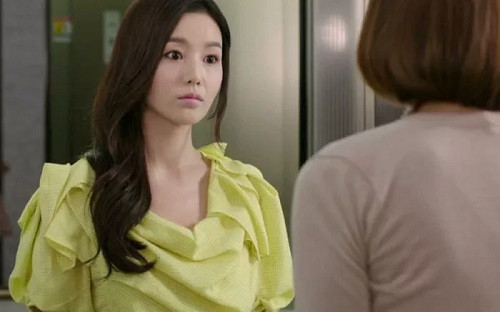 Con dau mang bau am uc truoc ung xu cua bo me chong