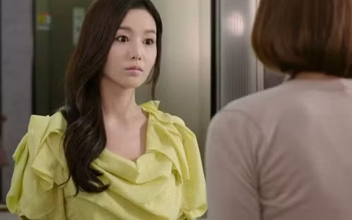 Con dau mang bau am uc truoc ung xu cua bo me chong