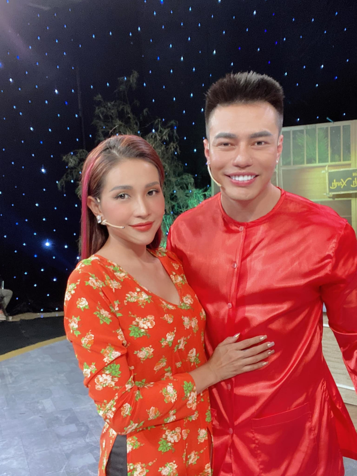 Khả Như tình cảm cùng Lê Dương Bảo Lâm khi quay hình gameshow.