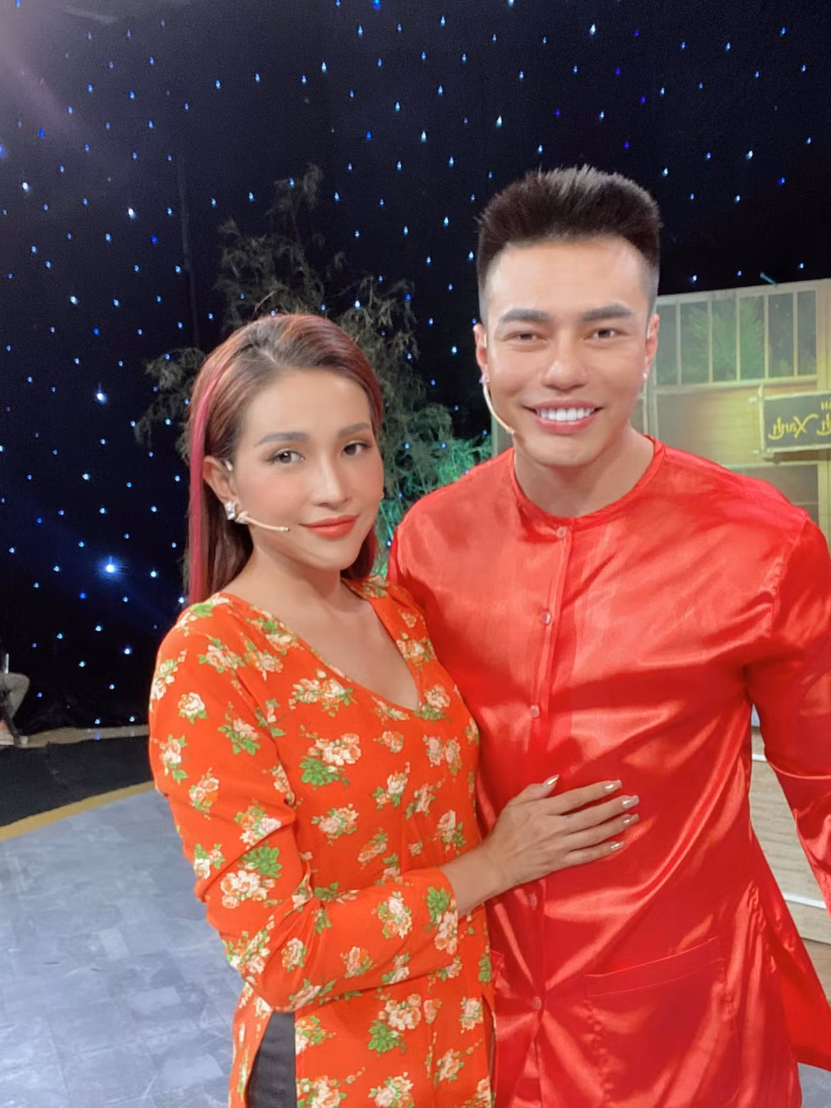 Khả Như tình cảm cùng Lê Dương Bảo Lâm khi quay hình gameshow.