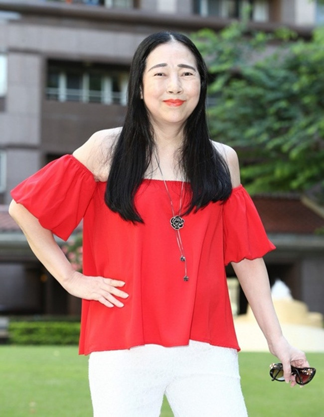 Hứa Thuần Mỹ (sinh năm 1957, sống ở Đài Loan, Trung Quốc) có tuổi thơ vất vả. Bà phải đi làm sớm để đỡ đần gia đình, khi làm việc trong nhà máy, khi thì phục vụ trong quán ăn.