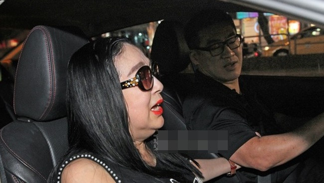 Trong cuộc hôn nhân đầu tiên, bà đã kết hôn với một thương nhân giàu có là Lý Văn Thanh. Nhưng hạnh phúc không được bền lâu, bà được bồi thường 100.000 Đài tệ (~80 triệu đồng) sau khi ly hôn.