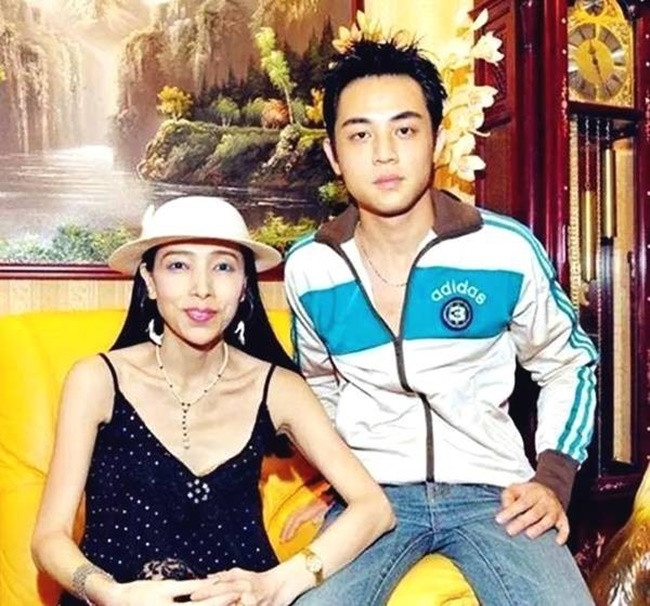 Trong số các tài sản bà được hưởng có bất động sản và hàng chục cửa hàng ở Đài Loan.