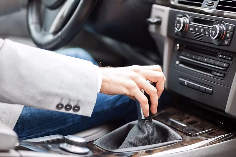 Đàn ông biết lái xe số sàn.