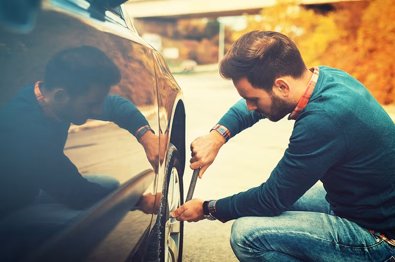 Biết thay lốp ô tô.