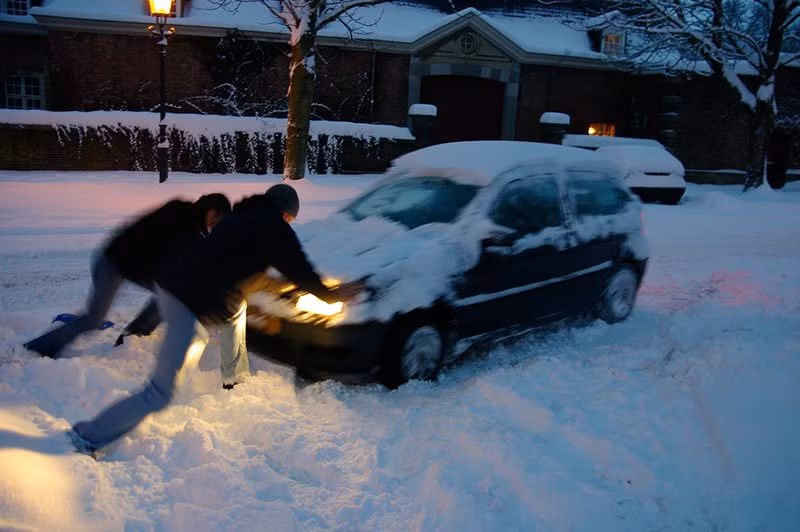 Đẩy xe giữa thời tiết khắc nghiệt.