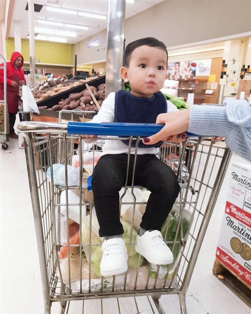 Kể từ đó, cô thường xuyên cập nhật cuộc sống của nhóc tỳ trên mạng xã hội. Bé Max trộm vía kháu khỉnh, thừa hưởng nhiều nét đẹp từ đấng sinh thành.