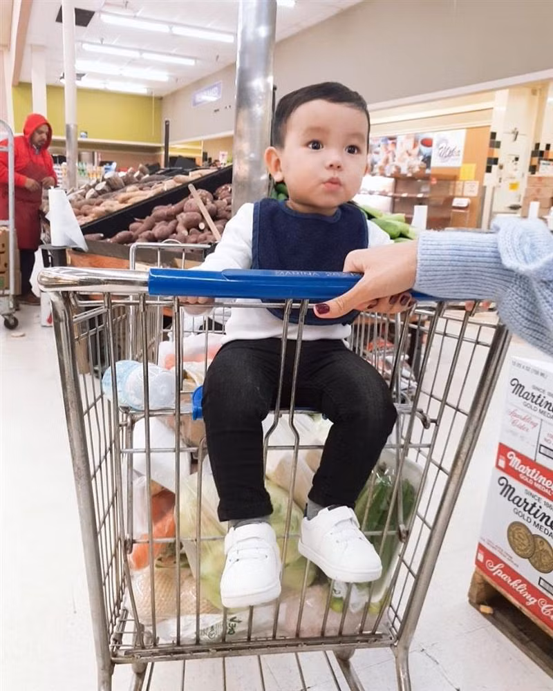 Kể từ đó, cô thường xuyên cập nhật cuộc sống của nhóc tỳ trên mạng xã hội. Bé Max trộm vía kháu khỉnh, thừa hưởng nhiều nét đẹp từ đấng sinh thành.