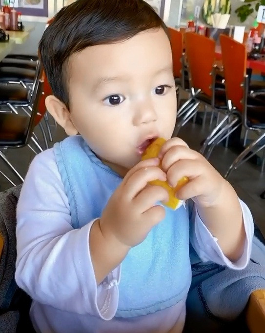 "Lần đầu tiên Max ăn chanh. Hôm qua mẹ cho ăn cam ngon quá, nay cầm miếng chanh cứ ngỡ là giống nhau. Vị chua đầu đời của con, mẹ ghi lại từng khoảnh khắc của con", Phạm Hương viết kèm clip.