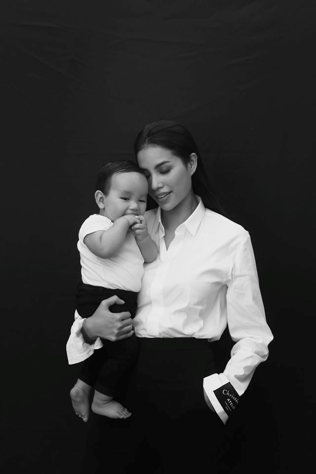 Cách đây ít ngày, hình ảnh người đàn ông được cho là hôn phu của Phạm Hương, cha của bé Max lan truyền trên mạng xã hội.